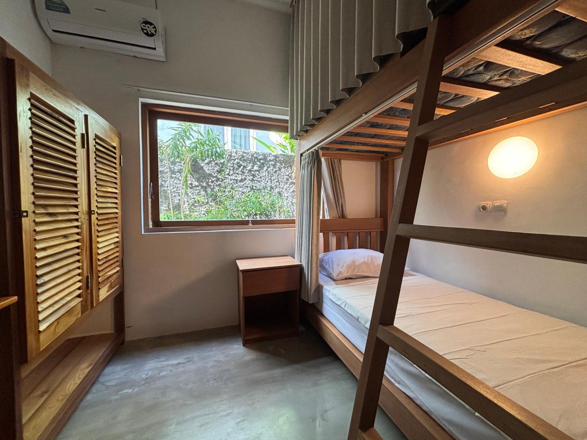 Hotel 007 Surfhouse Bali 2*